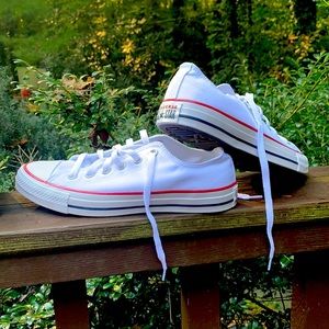 BRAND NEW white low top Converse! 🖤 🤍 ♥️